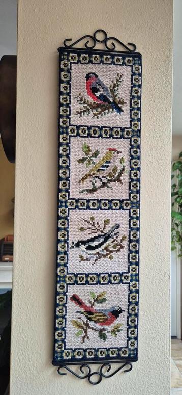 Vintage Wandhanger met Geborduurde Vogels beschikbaar voor biedingen