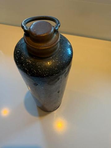 Antieke geëmailleerde kruik beschikbaar voor biedingen