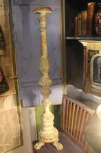 Antiek frans 18e eeuwse kandelaar kerkkandelaar patine verf, Antiek en Kunst, Antiek | Religie, Ophalen of Verzenden