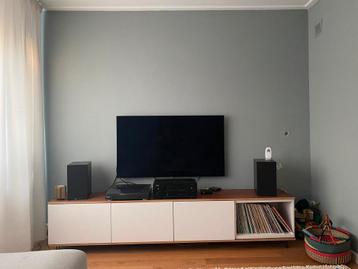 Tv meubel BESTA gepimpt op dunne pootjes