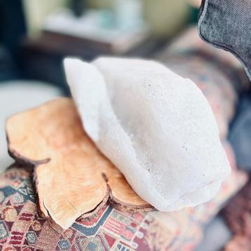 Prachtige zoutkristal met ronde bekken als hoofdkenmerk beschikbaar voor biedingen