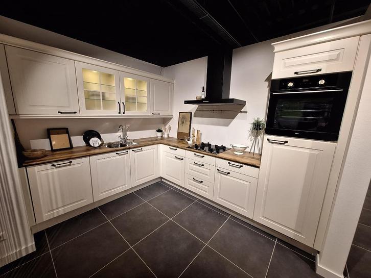 BO012 – Syracuse showroom keuken, Huis en Inrichting, Keuken | Complete keukens, Nieuw, Dubbelwandige keuken, Crème, Hout, Hoogglans of Gelakt