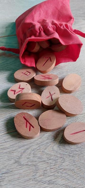 Runen in hout, carneool of hematiet