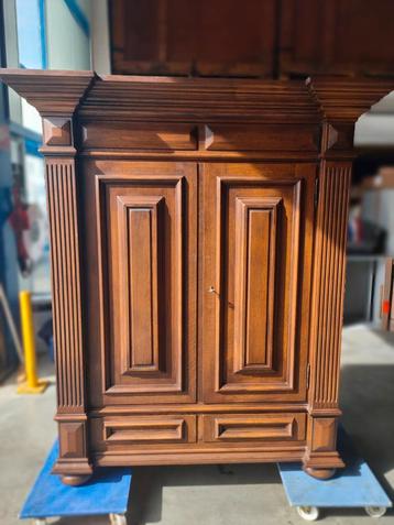 kabinetkast beschikbaar voor biedingen