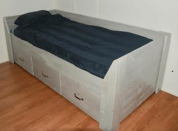 Bed met lades beschikbaar voor biedingen