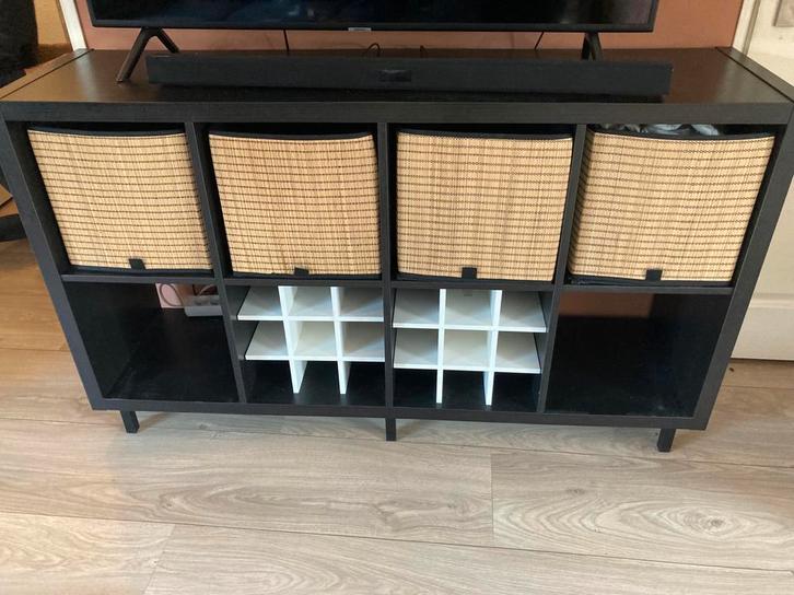 Ikea kallax kast met poten, opbergmanden en wijninzet, Huis en Inrichting, Kasten | Schoenenkasten, Gebruikt, Ophalen