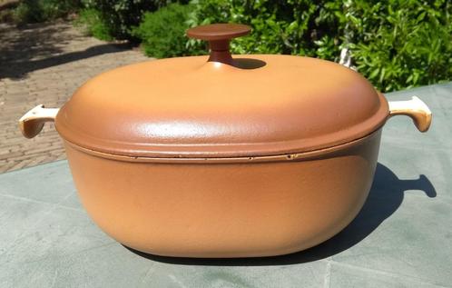 LE CREUSET La Mama bruine gietijzer pan met deksel. 29 cm, Huis en Inrichting, Keuken | Potten en Pannen, Gebruikt, Koekenpan of Braadpan