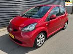Toyota Aygo 1.0-12V Aspiration Red Half Leder APK t/m 6-5-26, Voorwielaandrijving, Gebruikt, Elektrische ramen, 4 stoelen