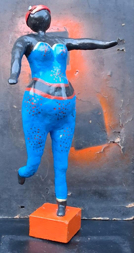 Dikke Dame sculptuur op sokkel. 53 cm., Verzamelen, Beelden en Beeldjes, Zo goed als nieuw, Mens, Ophalen