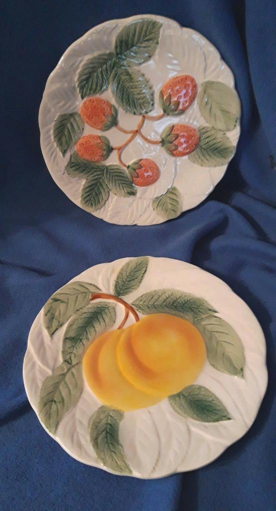 Prachtige Japanse  borden met reliëf,  beschilderd met fruit, Antiek en Kunst, Antiek | Keramiek en Aardewerk, Ophalen of Verzenden