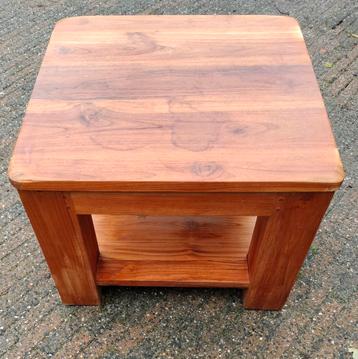 Salontafel Eikenhouten robuuste tafel 60 cm x 60 cm x 45 cm. beschikbaar voor biedingen