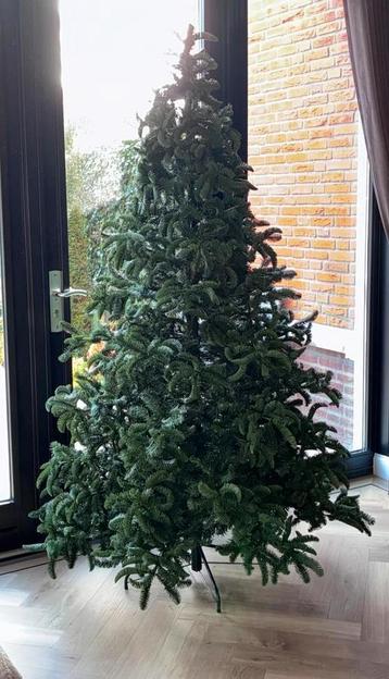 Kerstboom 210 hoog kunst beschikbaar voor biedingen