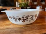 Vintage Pyrex schaal “Brown Floral Vine”, Ophalen of Verzenden, Glas, Overige stijlen, Schaal of Schalen