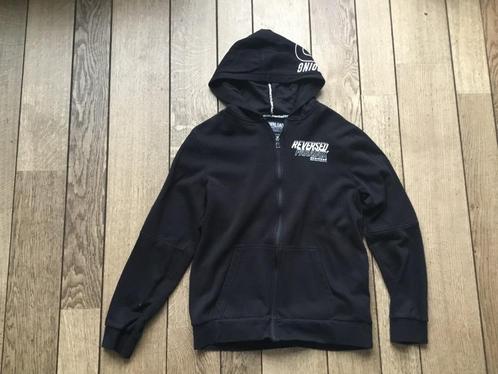 Leuk zwart C&A vestje/jasje  maat 170/176 met wit opschrift, Kinderen en Baby's, Kinderkleding | Maat 170, Zo goed als nieuw, Jongen