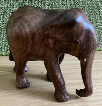 Decoratieve houtsnijwerk olifant met één slagtand