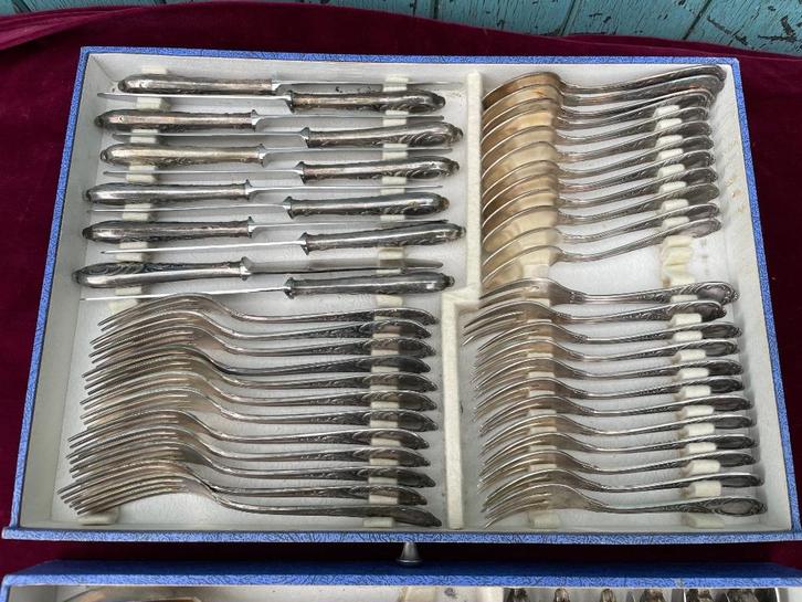 heel mooi 84 delig verzilverd bestek in cassette., Antiek en Kunst, Antiek | Bestek, Ophalen