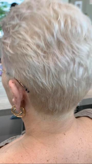 Knippen + föhnen €25 beschikbaar voor biedingen