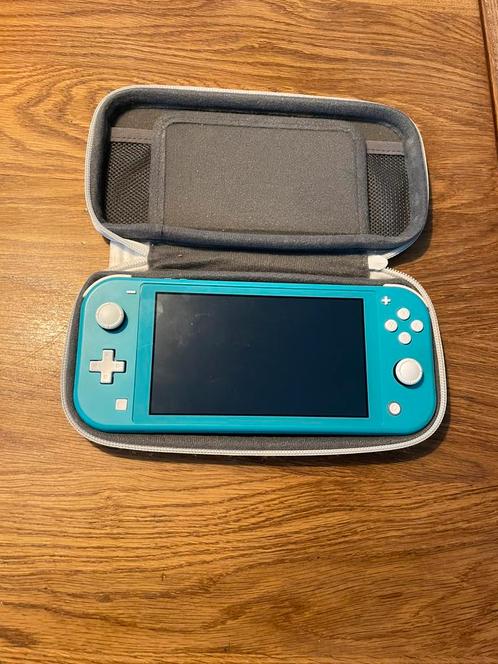 Nintendo switch lite blauw + originele oplader en hoes, Spelcomputers en Games, Spelcomputers | Nintendo Switch Lite, Zo goed als nieuw