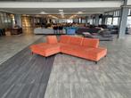 ️✅️ GEREINIGD donkeroranje suede hoekbank 315x210 | BEZORGEN, Hoekbank, 300 cm of meer, Ophalen of Verzenden, Zo goed als nieuw