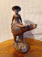 Handgesneden Houten Beeld – Man op Waterbuffel | 28 cm Hoog, Ophalen of Verzenden