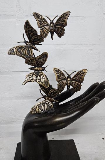 LINKERHAND MET 5 VLINDERS / brons / BRONZEN BEELD beschikbaar voor biedingen