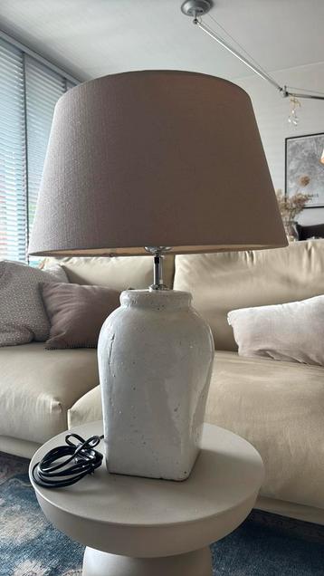 Tafellamp met witte stenen voet  en kaki kap beschikbaar voor biedingen