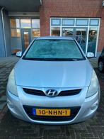 Hyundai i20 1.4 5-DRS AUT 2010 Grijs, Auto's, 4 cilinders, 1396 cc, Origineel Nederlands, 1038 kg