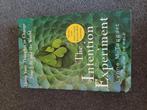 The intention experiment Lynn McTaggart, Ophalen of Verzenden, Zo goed als nieuw, Spiritualiteit algemeen, Achtergrond en Informatie