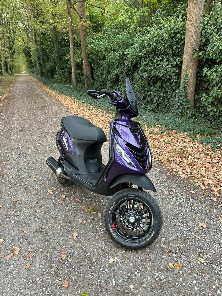 Piaggio zip 4takt 50cc voor €1825 vandaag ophalen!, Fietsen en Brommers, Scooters | Piaggio, Zo goed als nieuw, Zip, Benzine, Ophalen