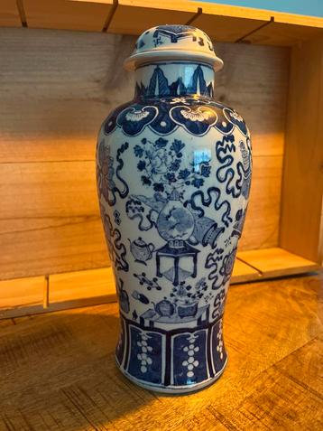 Vaas met deksel, blauw en wit beschikbaar voor biedingen