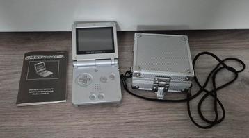 Gameboy Advance SP platinum met boekje en case beschikbaar voor biedingen