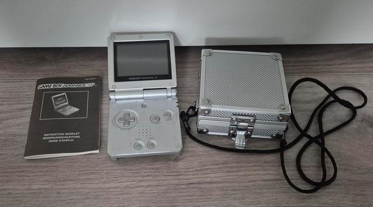 Gameboy Advance SP platinum met boekje en case, Spelcomputers en Games, Spelcomputers | Nintendo Game Boy, Gebruikt, Game Boy Advance SP