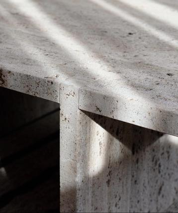 Travertijn koffietafel en marmeren bijzettafel beschikbaar voor biedingen