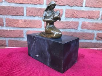 bronzen beeldje, moeder met kind beschikbaar voor biedingen