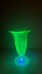 Art deco vaas uranium, Antiek en Kunst, Antiek | Glas en Kristal, Ophalen of Verzenden