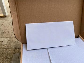 4 dozen met 500 enveloppen elk beschikbaar voor biedingen