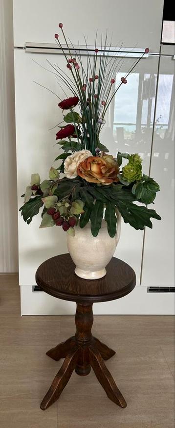 Mooi boeket kunstbloemen inclusief vaas beschikbaar voor biedingen