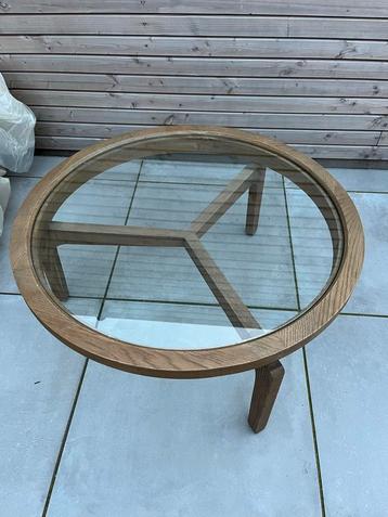 Houten salontafel met glazen blad beschikbaar voor biedingen