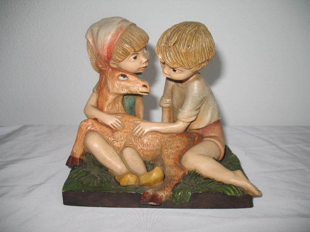 Beeldgroep Figurine Jongen Meisje en Veulen EIG. L.V, Ophalen of Verzenden, Zo goed als nieuw