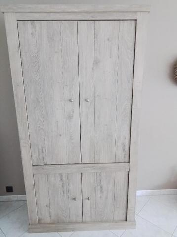 Eetkamer met dressoir en buffetkast, salontafel en TV meubel beschikbaar voor biedingen