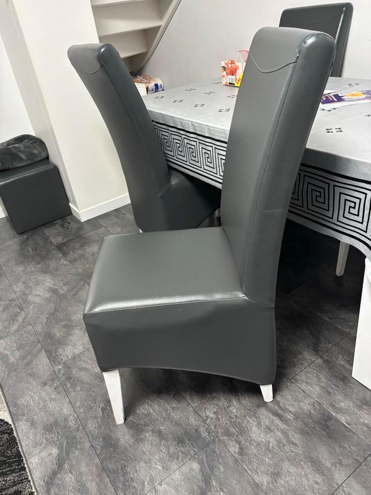 Grijze eetkamerstoel - Stijlvol en comfortabel, Huis en Inrichting, Complete eetkamers, Zo goed als nieuw, 4 tot 6 stoelen, Ophalen