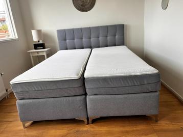 Mooi Boxspring 160x200 lichtgrijs + 2 matrassen +hoofdbord beschikbaar voor biedingen