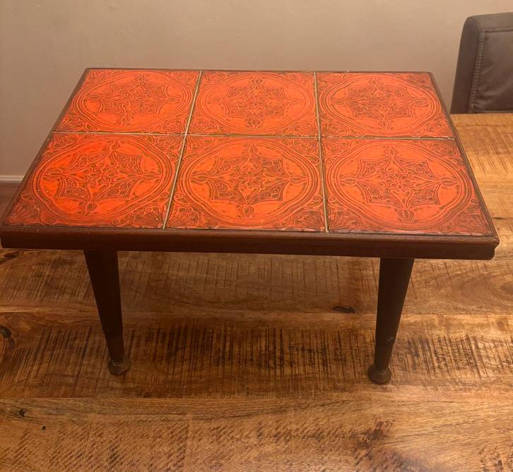 "Vintage salontafel jaren 60" met oranje tegels retro design, Huis en Inrichting, Tafels | Bijzettafels, Zo goed als nieuw, Rechthoekig