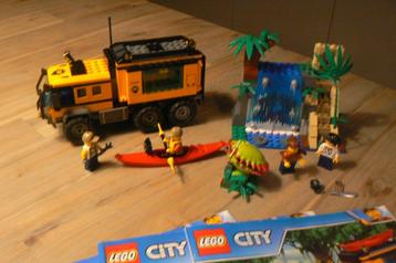 Te koop: Lego City Jungle Mobile lab 60160 met boekjes beschikbaar voor biedingen
