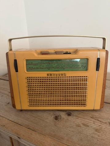 Oude antieke philips radio beschikbaar voor biedingen