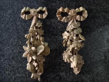 Twee18e eeuwse houten Louis XVI ornamenten beschikbaar voor biedingen