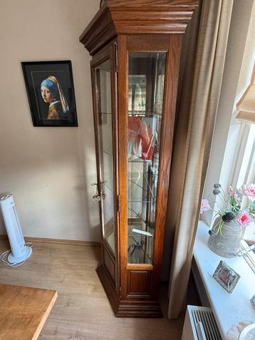 Vitrinekast beschikbaar voor biedingen