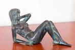 Bronzen beeld - Elegante liggende vrouw (22 cm), Ophalen of Verzenden