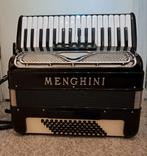 Menghini Accordeon 72 Bas - Italiaans, Muziek en Instrumenten, Accordeons, Overige merken, Gebruikt, 72-bas, Met riemen