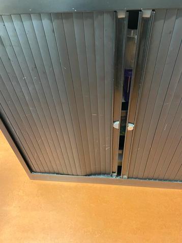 Dossierkast met roldeuren beschikbaar voor biedingen